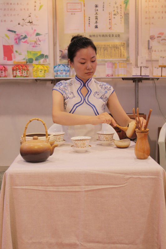 公司茶藝隊(duì)在中華老字號精品博覽會中表演茶藝