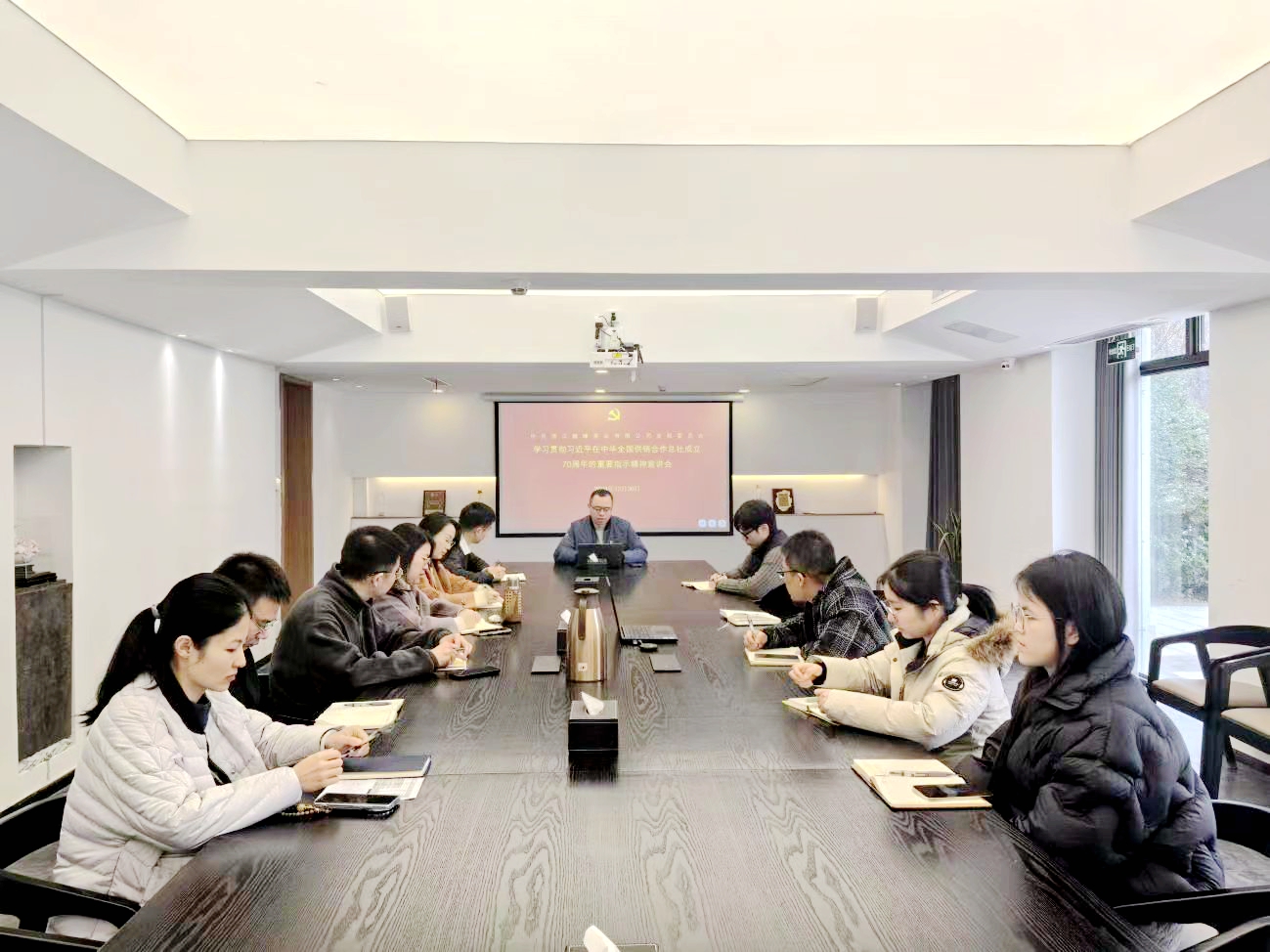 獅峰茶業(yè)黨支部認(rèn)真學(xué)習(xí)貫徹習(xí)近平總書記在中華全國供銷合作總社成立70周年之際作出的重要指示精神